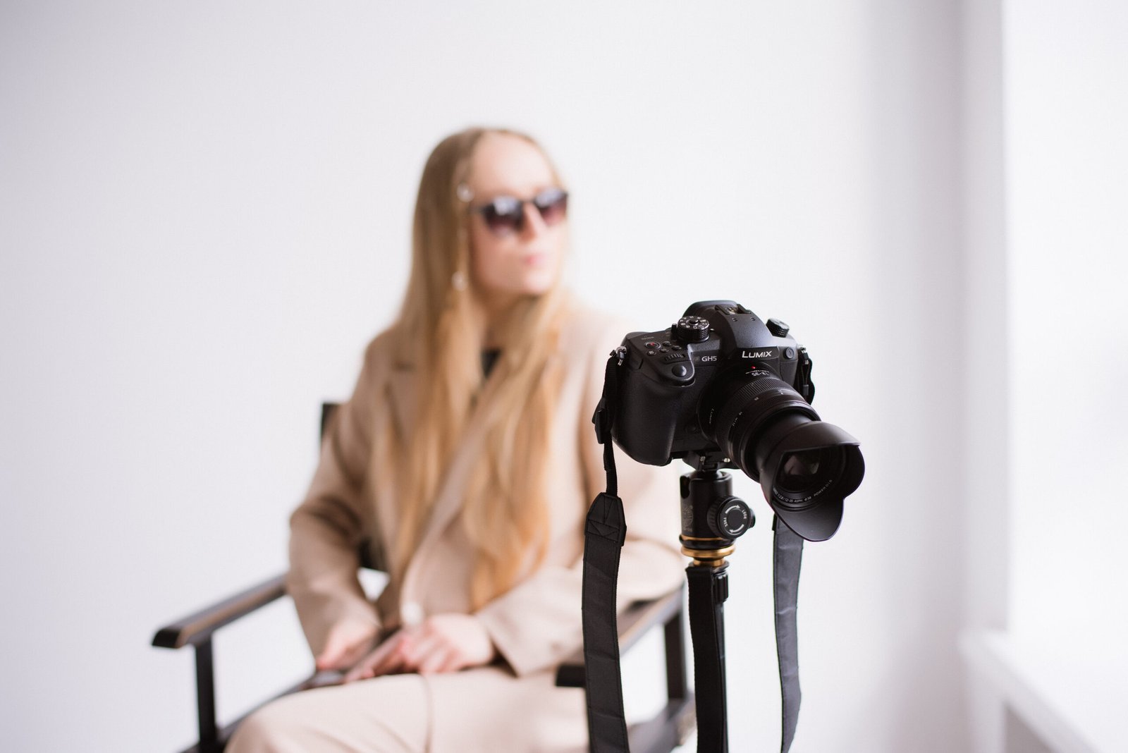 Videographer_In_White_Studio_original_2148227